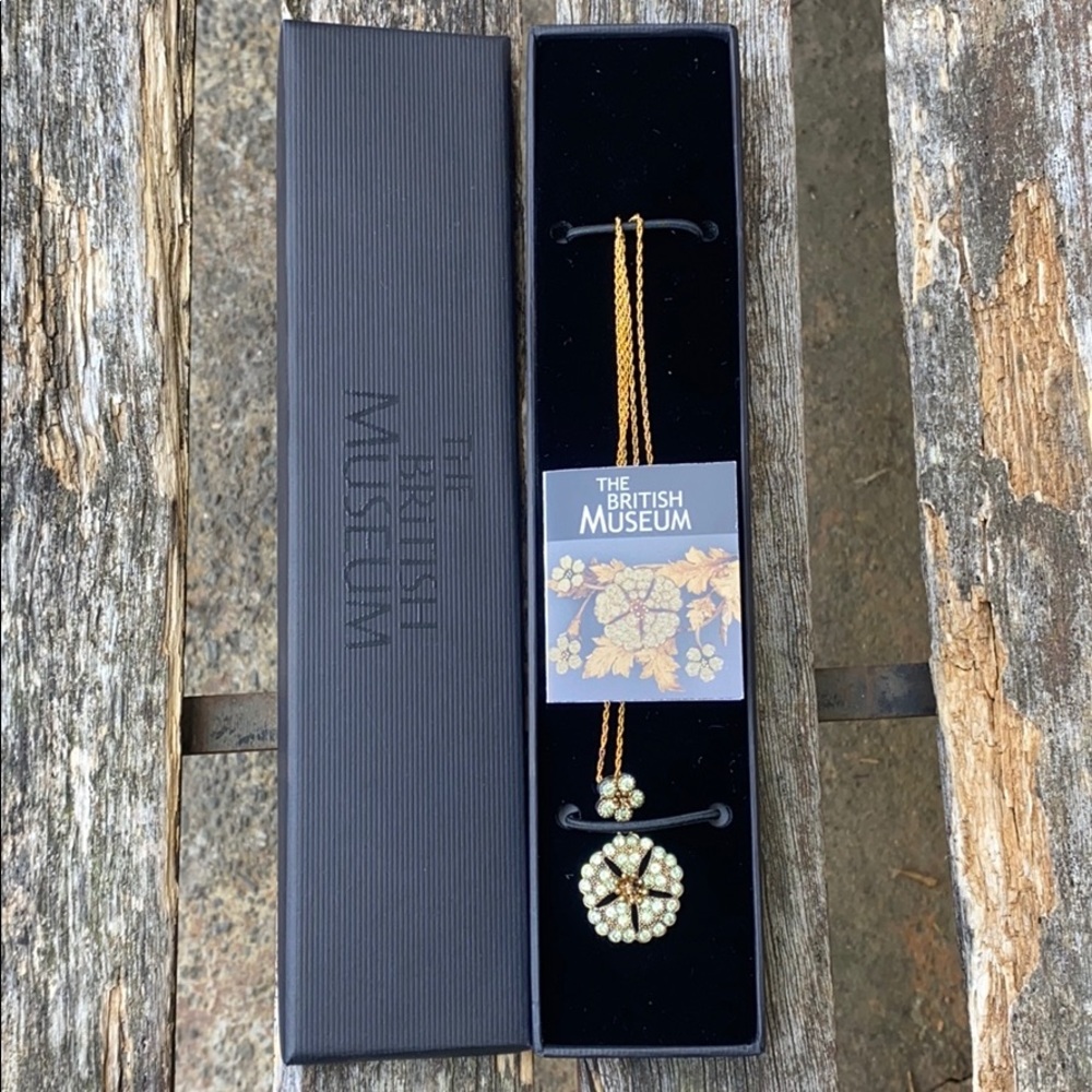 British Museum Gold necklace and pendant